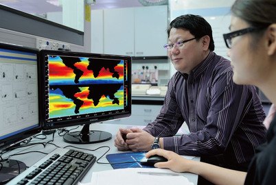 Professor Kenneth Leung and his team member using their developed model to predict metal toxicity in different marine environments across the globe