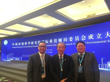 Professor Kenneth Leung (right) collaborating with Professor Feng-chang Wu (left), Director of State Key Laboratory of Environmental Criteria and Risk Assessment at Chinese Research Academy of Environmental Sciences (CRAES) and Academician of Chinese Academy of Engineering to jointly tackle this global issue