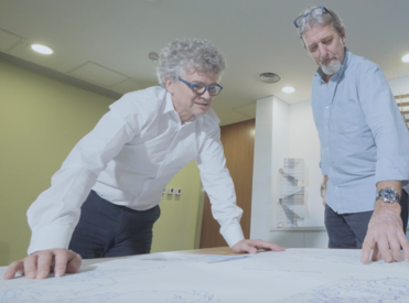 Mr Alain Chiaradia (left) and Mr Paul Zimmerman, Board Member of Civic Exchange, discussing the 3D pedestrian network map created by the Spatial Design Network Analysis (sDNA) [Photo from KE Video “Making Our City More Walkable for All” (https://www.ke.hku.hk/story/video/making-our-city-more-walkable-for-all)]