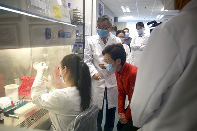 Professor Tong Zhang (second from left) introducing the sewage monitoring system to the Chief Executive Mrs Carrie Lam at HKU sewage testing laboratory 