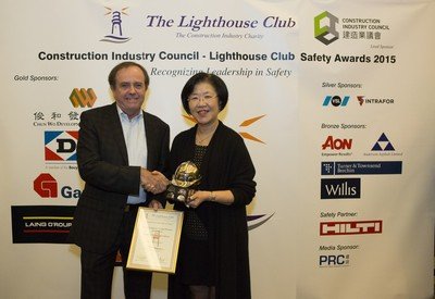Professor Steve Rowlinson (left) received the Golden Helmet Award for safety leadership in 2015 from the CIC and Lighthouse Club (HK)