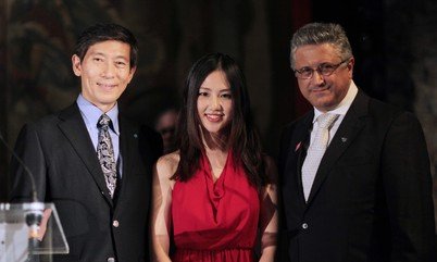 胡舒婷博士出席在巴黎举行的2014国际化妆品化学家学会Henry Maso青年化妆品科学家奖的颁奖典礼