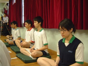 学生透过练习冥想来提升他们处理压力的能力