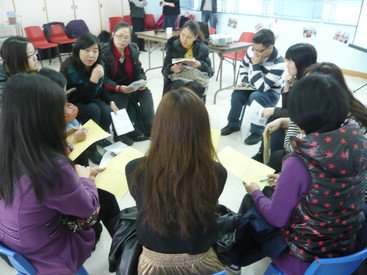 Dr Yang Yanqi (back row, 2nd from left) in discussion with parents of preschoolers