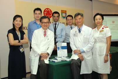 鄺沃林教授（前排左二）與港大內科學系的血科專家團隊介紹本港首套統一血科治療守則