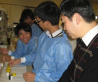 盧展民教授（右一）指導工作坊的參加者進行實驗