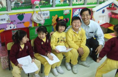 朱振雄医生和其中一所参与计划的幼稚园学童一起展示出灿烂健康的笑容。