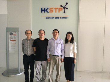 徐愛民教授（左三）及其團隊在他們位於香港科學園的初創企業留影
