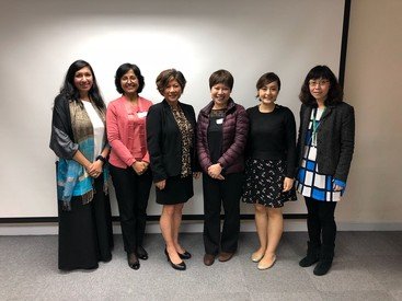 纪佩雅女士（左）参与由香港社会服务联会於2018年3月举办的《香港少数族裔及移民家暴受害者求助行为》研究报告会