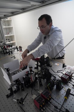 New devices in the Quantum Photonics Lab. Prof. Chiribella’s team runs a photonic laboratory for the experimental demonstration of fundamental quantum principles and new quantum devices based on them. Remarkably, this laboratory is the only quantum photonic laboratory worldwide to be hosted by a Computer Science department.