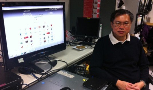 鄒錦沛博士 (計算機科學系副教授)介紹「網線II」可24小時不間斷監察拍賣網站。