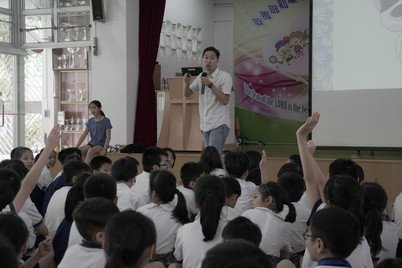 Dr Ng giving a book talk to students at Alliance Primary School, Tai Hang Tung in 2018