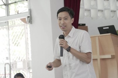 Dr Ng giving a book talk to students at Alliance Primary School, Tai Hang Tung in 2018