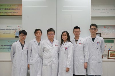 （左起）陈志伟教授的研究团队：Michael YC Wong博士, Zhiwu Tan博士、陈志伟教授、Ada LY Yim博士、Runhong Zhou博士与Tianyu Cao博士