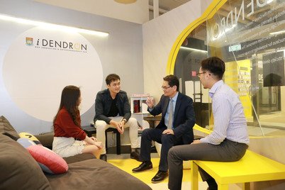 Dr Yiwu He meeting the iDendron team