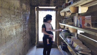 Children gathering at the sheltered steps of the ‘Plug-in’ which connects to the book corner of Tulou