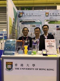 湯初陽教授（中）及研究團隊成員郭浩博士（左）和李賢輝博士（右）研發的便攜式濾水器於第47屆日內瓦國際發明展獲得金獎