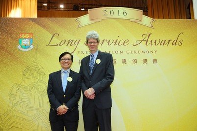 白景崇教授在2016年獲得35年長期服務獎，與前技術轉移處處長張英相教授在長期服務獎頒獎禮上合照