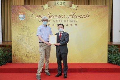白景崇教授2020年获得40年长期服务奖，与校长张翔教授在长期服务奖颁奖礼上合照
