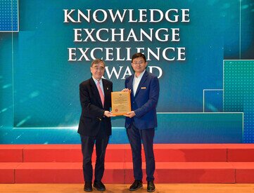 Dr Guojun He, HKU Business School received the Knowledge Exchange Excellence Award 2022 for his research project titled The Extraordinary Success of China’s “War on Pollution”.