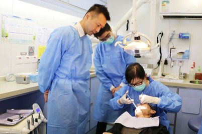 成人参加者在流动牙科车接受治疗