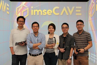 劉應機博士（左二）與其他 imseCAVE 團隊成員