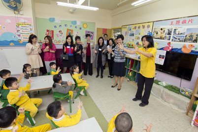 Prof. Shui-fong Lam (5th from left) and the Chief Secretary for Administration, Mrs Carrie Lam, visited a kindergarten that participated in the pioneering project of Heep Hong Society and joined the pre-schoolers in fine motor skills training