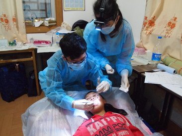 為中國廣西的兒童進行口腔檢查