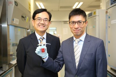 李登偉教授（右）手持「立體人類迷你心臟」，與香港科技園公司行政總裁馬錦星先生（左）合影