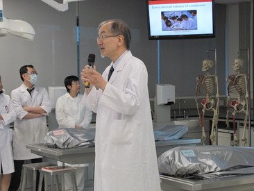 Dr Lap Ki Chan delivering a speech on body donation to medical students in the Respect Ceremony 