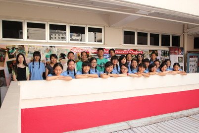 於2014年6月10日在真光女書院舉行展覽後，吳俊熙博士(後排左六)及其團隊與參與的學生合照 