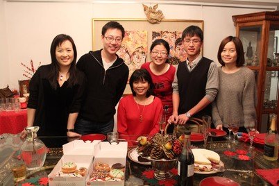 品味不同的文化－香港大學「師友計劃」讓來自不同背景和國籍的導師和學生分享彼此的文化(黃佩瑤女士，左一)