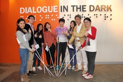 師友一起参观由一位导师成立的社会企业「黑暗中对话」，让参加者体验香港视障人士的生活