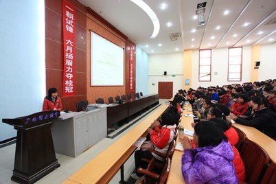 Grace Chencen Cai, one of the project team members, sharing her own experience with the high school students in Guilin