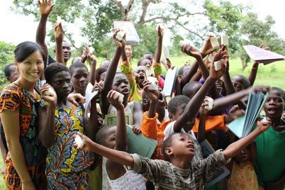 「再皂福」派发肥皂予加纳的儿童。