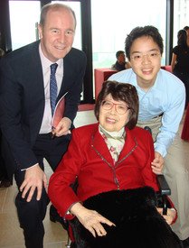 Peter Cunich博士（左）與「見證戰爭: 口述歷史」計劃的兩位參加者（Helena Leung女士和Jason Shum）於加拿大國際學校合照