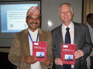貝磊敎授（右）與Suresh Man Shrestha (尼泊爾教育部部長)於加德滿都發表《影子教育》的尼泊爾文譯本（透過聯合國教科文組織出版）