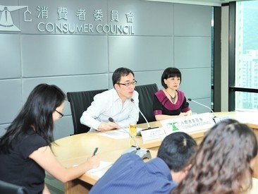 Mr Thomas Cheng speaking at a Consumer Council press conference on the introduction of competition law