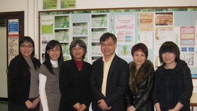 關艷蓮博士(左三)與其夥伴計劃辦事處的同事