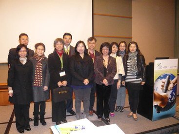 关艳莲博士(前排左三)丶夥伴计划办事处的同事与夥伴学校的代表在知识交流会议上的合照