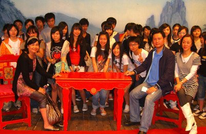 吳鳳平博士(左)與主角龍貫天及鄭詠梅帶領中學生參觀長州竹戲棚及其後台的導賞團。