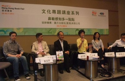 劉宇隆教授於2011年香港書展中親身講解 <<不能不認識的兒童病系列>> 的其中一種疾病「過敏性鼻炎」。