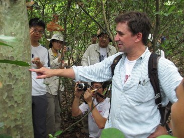 Dr Stuart Davies (principal trainer), Director and Frank H. Levinson Chair, Senior Staff Scientist, ForestGEO, Smithsonian Institution, demonstrating the tree survey protocol in the field in the ForestGEO training workshop on June 24, 2011 at Shek Kong Centre, HKU